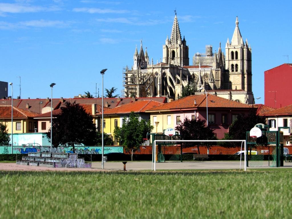 Piso 10 en León para despedidas: vistas de la Catedral de León