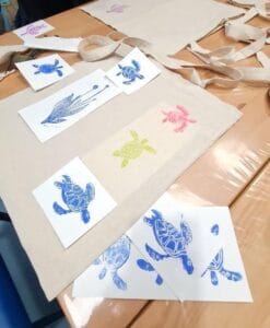 Estampados de colores sobre una tote bag en Estampa y Brinda León